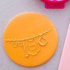 Askıda Bebek Kıyafetleri Kabartma Baskı