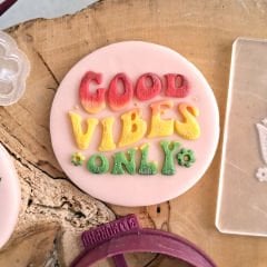 3 Boyutlu ''Good Vibes Only'' Şeker Hamuru Kabartma Baskı Kalıbı - Parti, Doğum Günü ve Pozitif Konseptli Kurabiyeler İçin