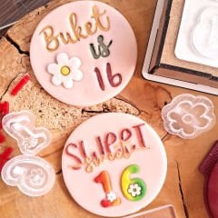 3 Boyutlu Çiçekli Rakam Baş-Çek Şeker Hamuru Kabartma Baskı Seti - Doğum Günü, Yaş Kutlamaları ve Butik Kurabiyeler İçin