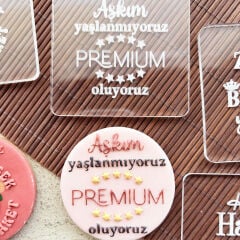 3 Boyutlu ''Aşkım Yaşlanmıyoruz Premium Oluyoruz'' Şeker Hamuru Kabartma Baskı Kalıbı - Esprili Doğum Günü ve Yıl Dönümü Kurabiyeleri İçin