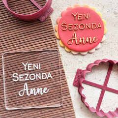 3 Boyutlu Şık ''Yeni Sezonda Anne'' Yazısı Şeker Hamuru Kabartma Baskı Kalıbı - Anneler Günü, Doğum Günü ve Özel Kutlama Kurabiyeleri İçin