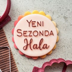 3 Boyutlu Şık ''Yeni Sezonda Hala'' Yazısı Şeker Hamuru Kabartma Baskı Kalıbı - Özel Günler ve Kutlama Kurabiyeleri İçin